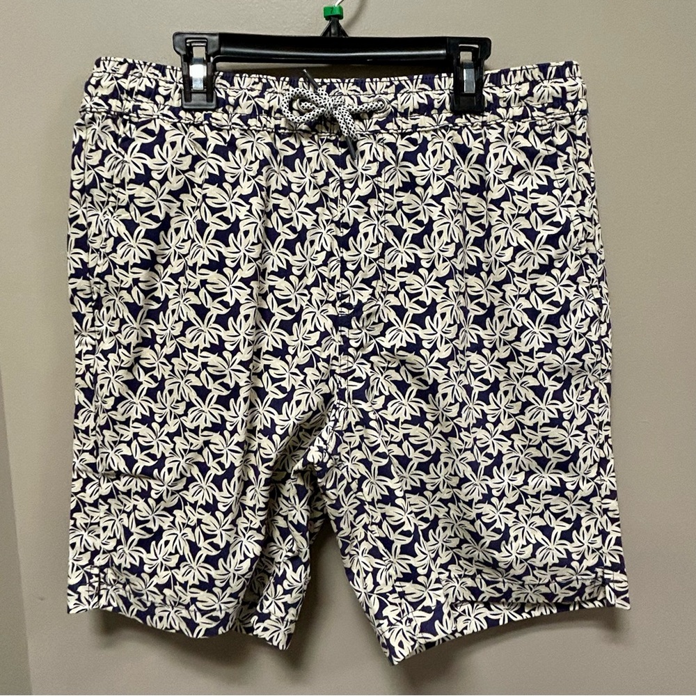 Bruno Oasis Sz M Navy and White Floral Men's Shorts NWT